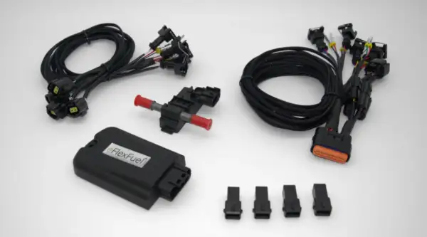 eFlexFuel-kit för att etanol konvertera din bil. Innehåller box, kablar och bränslekoppling.