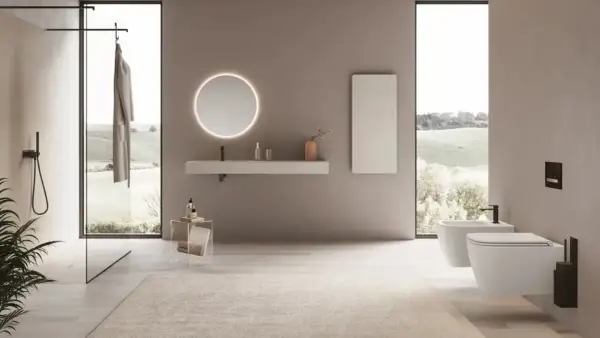Bagno moderno con sanitari sospesi pro e contro: doccia walk-in, lavabo, specchio luminoso, bidet e WC a parete.