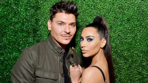 Mario Dedivanovic, maquillador de Kim Kardashian, posa con ella.