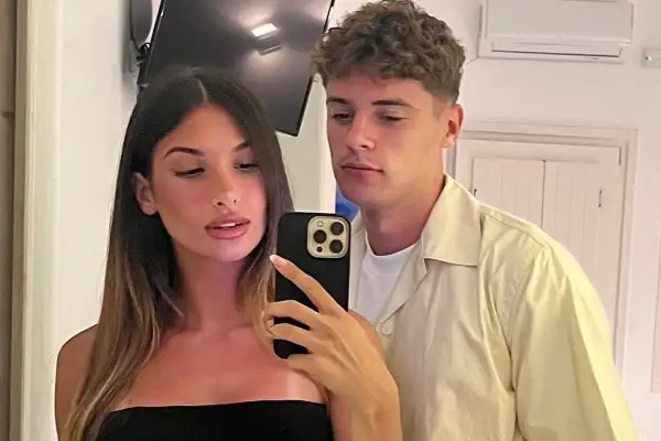 Dziewczyna Zalewskiego robi selfie z chłopakiem.