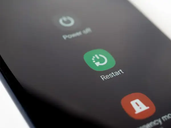 Ekran telefonu z opcjami wyłączenia i ponownego uruchomienia. Po aktualizacji Chrome warto zrestartować urządzenie.