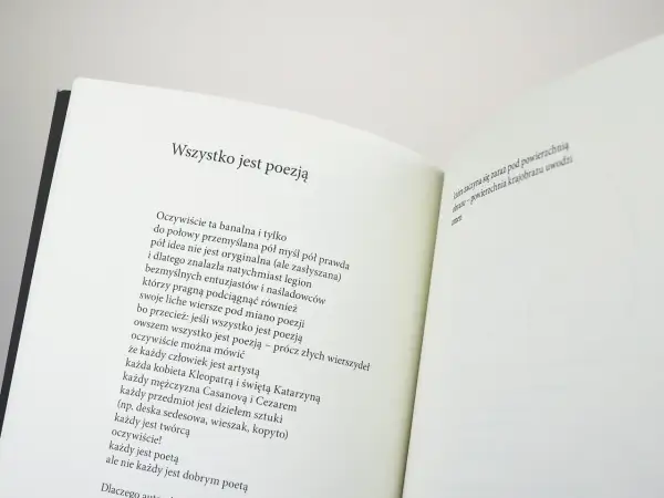Otwarta książka z tekstem "Wszystko jest poezją". Wiersze o rozstaniu, które są wszędzie, nawet w codziennych przedmiotach.