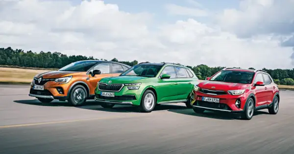 Trzy miejskie crossovery: pomarańczowy Renault, zielona Skoda i czerwony Kia Stonic 2024 jadą po drodze.