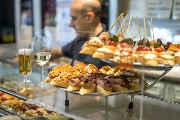 Tapear en España: ¿Gratis o de pago? Tu guía de bares de tapas