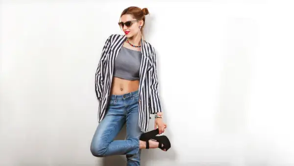 Bluzka w paski z czym nosić – stylizacje, które zachwycą każdego