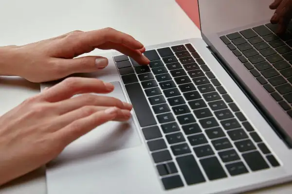 Jak naprawić myszkę w laptopie - skuteczne sposoby na problemy z touchpadem