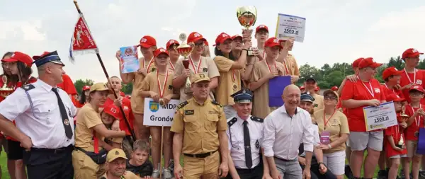 Uczestnicy MDP zawody z pucharem i dyplomami, dumni z osiągnięć.
