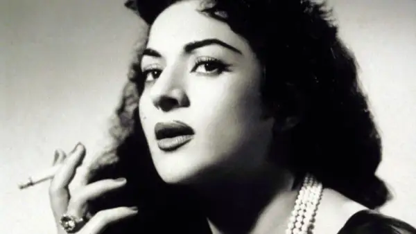 Lola Flores, icónica artista, fumando un cigarrillo. Su lucha contra el cáncer fue un capítulo difícil en su vida.