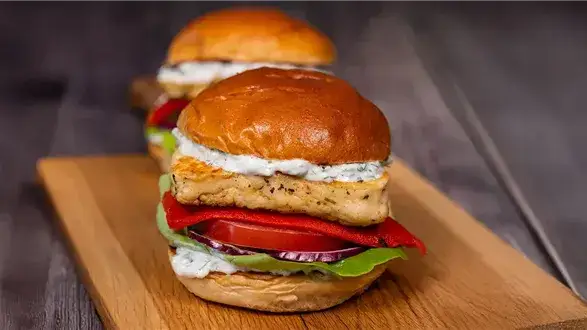 Domowe hamburgery: przepis na soczyste burgery lepsze niż z fast-foodu