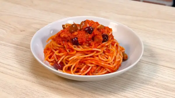 Spaghetti al sugo rosso con tonno e olive nere, un piatto semplice e gustoso.