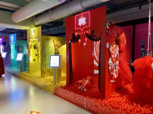 Färgglada installationer med bollhav och neonljus, perfekt för en rolig dag på selfie museum Stockholm.