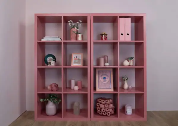 Deux étagères modulables roses, idéales pour customiser et relooker une chambre. Décorées avec des objets déco tendance.