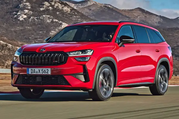 Czerwona Skoda Kodiaq RS w ruchu, idealna dla rodziny. Sprawdź atrakcyjną skoda kodiaq cena.