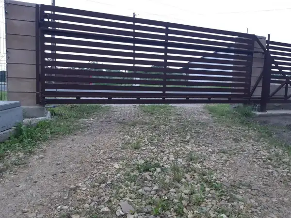 Prześwit pod bramą jest spory. Jak zmniejszyć prześwit pod bramą? Można zastosować podmurówkę lub zasypać nierówności.