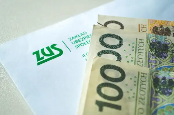 ZUS i banknoty 100 zł. Dokumenty ZUS i pieniądze symbolizują świadczenie wspierające punkty.
