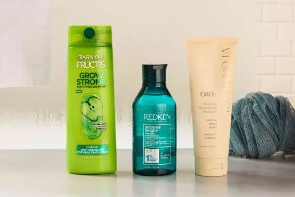 Szampony do włosów: Garnier Fructis Grow Strong, Redken Extreme Length i Vegamour GRO+. Naturalna pielęgnacja dla mocnych włosów.