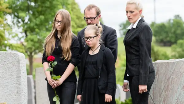 Czy na pogrzebie można mieć czapkę? Sprawdź zasady i etykietę