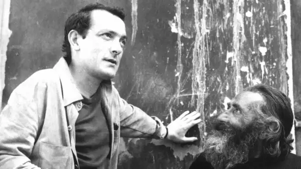 Konrad Swinarski i jego dziady, wpatrzeni w tajemniczą ścianę.