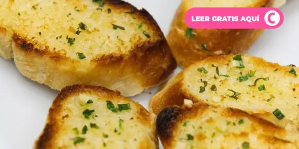 Pan de ajo con queso, crujiente y dorado, con perejil picado. ¡Un aperitivo irresistible!