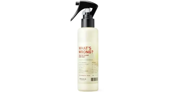 Biała butelka z atomizerem, na której widnieje napis "WHAT'S WRONG? HELP AC CLEAR BODY MIST". To body mist, który pomaga oczyścić skórę.