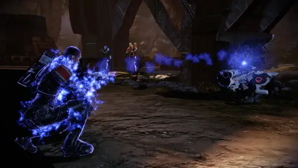 Żołnierz w niebieskiej poświacie walczy z maszyną. Ten moment z Mass Effect poradnik pokazuje kluczową walkę.