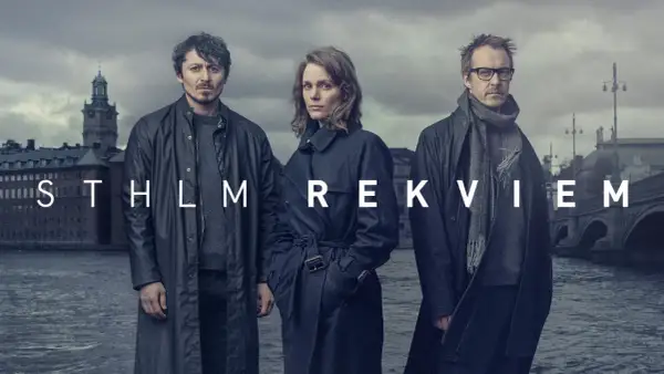 Tre personer står framför en grå himmel och vatten. Texten "STHLM REKVIEM" syns i vitt.