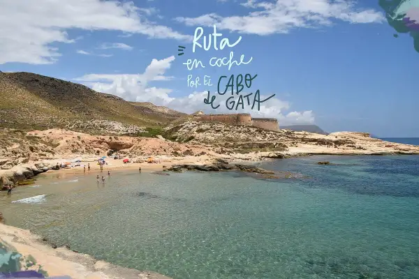 Disfruta de una ruta en coche por el Cabo de Gata, con playas cristalinas y un antiguo fuerte en la costa.