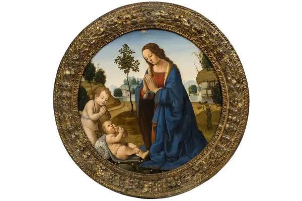Ein Tondo-Kunstwerk zeigt Maria mit betenden Händen, das Jesuskind und Johannes den Täufer in einer ländlichen Szene.