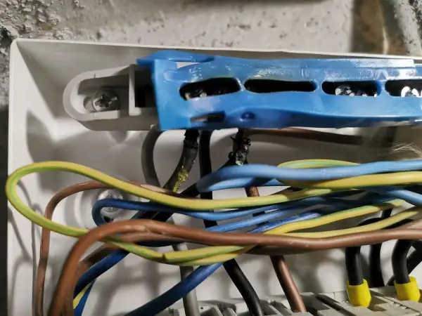 Spalone przewody w kostce elektrycznej. Wygląda, jakby ktoś podłączył wszystko na upalone zero.