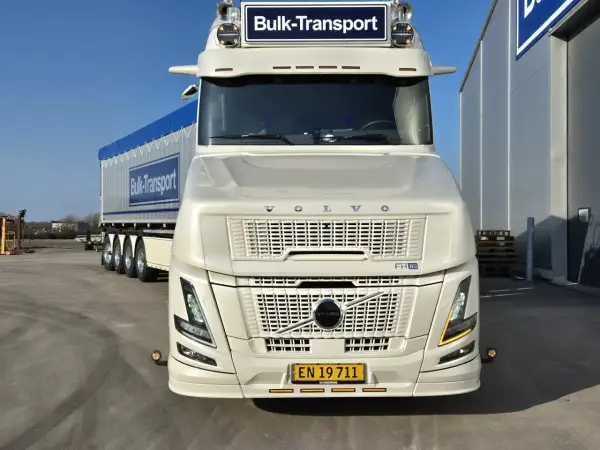 Un camion Volvo FH16, un nez long blanc, prêt pour le transport en vrac.