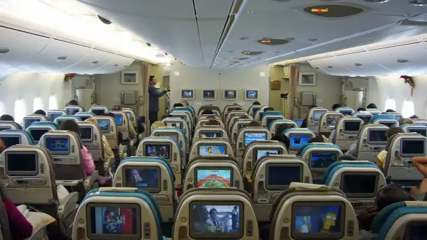 Blick in die Kabine eines A380. Viele Sitze mit Bildschirmen, die zeigen, wie viele Passagiere in den A380 passen.