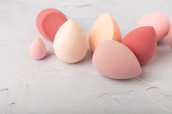 Set di beauty blender in varie tonalità pastello, perfetti per un'applicazione impeccabile del makeup. Scopri come si usa per un finish naturale.
