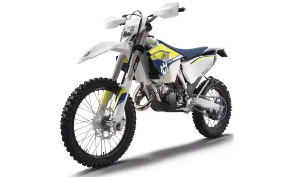 Motocykl terenowy Husqvarna 125 Enduro w kolorze białym z niebieskimi i żółtymi akcentami.