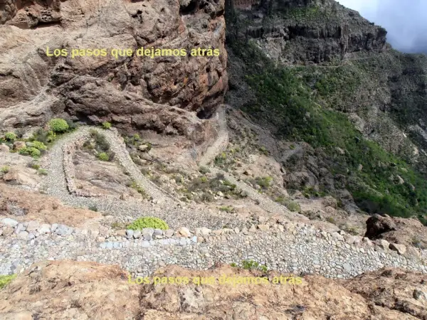 Senderos empedrados serpentean por las laderas rocosas de Gran Canaria, evocando los antiguos caminos reales.