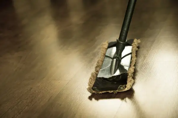 Un mocio su un pavimento in legno. Attenzione, l'aceto rovina il pavimento se usato in modo errato.