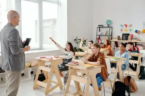 Jakie są różnice między ustawami oświatowymi i jak wpływają na edukację?