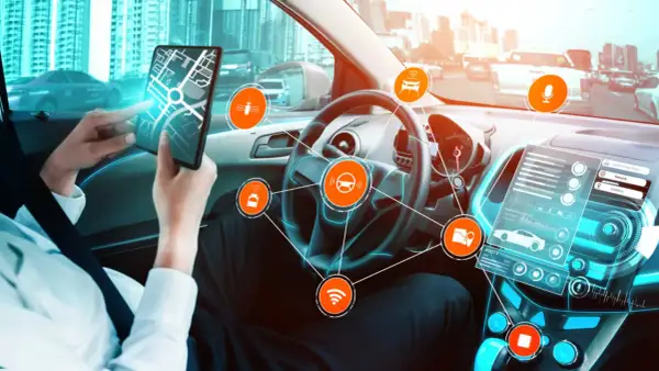 Wnętrze samochodu autonomicznego z interfejsem dsc, mapą na tablecie i ikonami technologii.