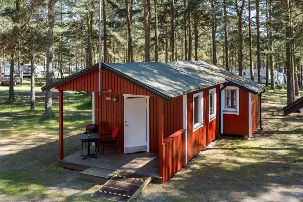 Rött stugboende på en campingplats i Åhus. Perfekt för en avkopplande semester, som många recensioner vittnar om.