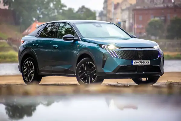 Nowy Peugeot 3008 w kolorze zielonym, z nowoczesnym designem i felgami. Zastanawiasz się nad jego spalaniem?