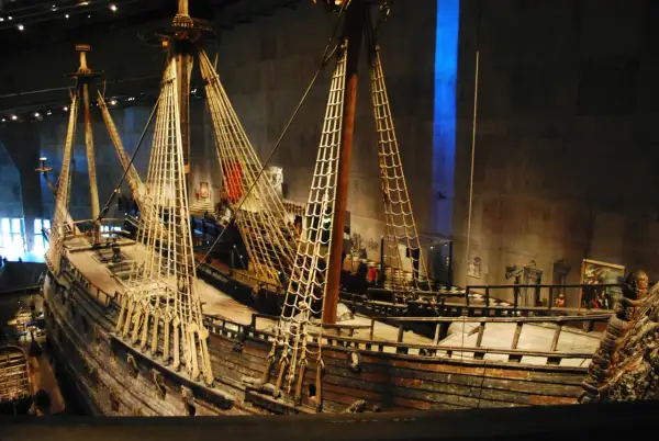 Imponente nave Vasa nel museo, con alberi maestosi e vele ammainate. Un viaggio nel tempo nel **museo di vasa**.
