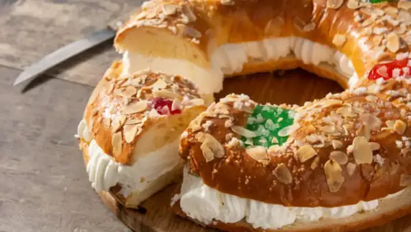 Roscon de San Valero relleno de nata, decorado con almendras y frutas escarchadas. ¡Listo para compartir!