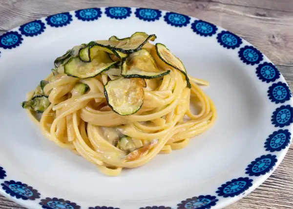 Assiette de pâtes aux courgettes, un plat simple et savoureux.