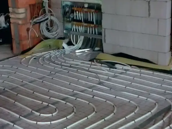 Instalacja ogrzewania podłogowego na 150m2. Czy pompa z kotła wystarczy? Widać rozdzielacz i rury.