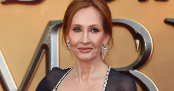 J.K. Rowling, autorka, która napisała Harry'ego Pottera, w eleganckiej sukni i błyszczących kolczykach.