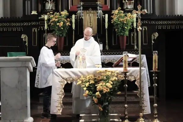 Ksiądz i ministrant podczas mszy. Czy nie pójście do kościoła w niedzielę to grzech ciężki?