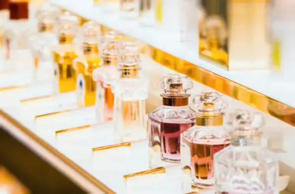 Eleganckie flakoniki z płynami w odcieniach różu i złota, kuszą obietnicą najpiękniejsze perfumy świata.