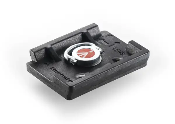 Czarna płytka z mocowaniem rc2 i oznaczeniem "LENS". Posiada metalowy gwint i logo Manfrotto.