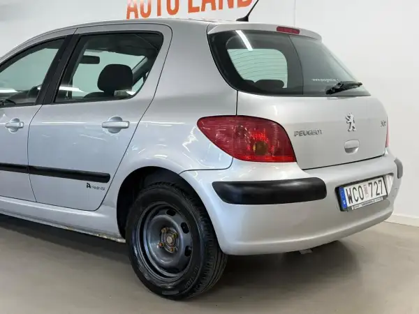 Silver Peugeot 307, bakifrån. Vanliga fel kan inkludera rost, men denna verkar vara i gott skick.