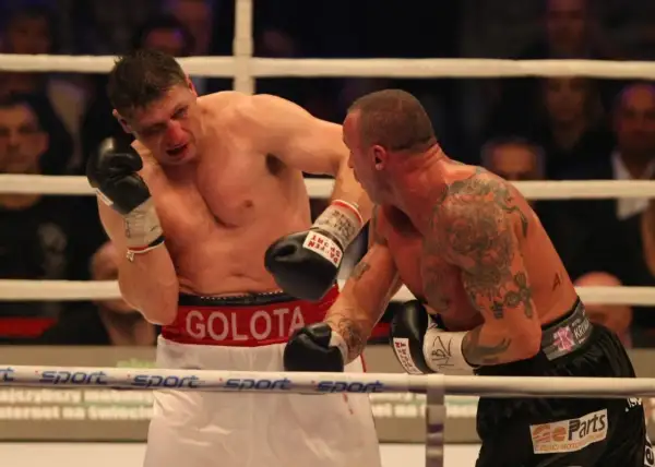 Andrew Golota, były aktualny mistrz świata w boksie waga ciężka, w akcji na ringu.