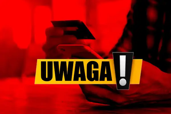 Dłoń trzyma kartę i telefon. Napis "UWAGA!" sugeruje, że warto dowiedzieć się, jak zmienić PIN do karty.